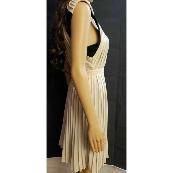 Tinley Road Women's Cream Black sleeveless, pleated dress, size M side Zipper - Picture 5 of 6